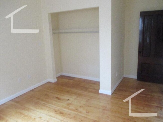 Foto del edificio - Nicely renovated 3 bed in Brookline Village!