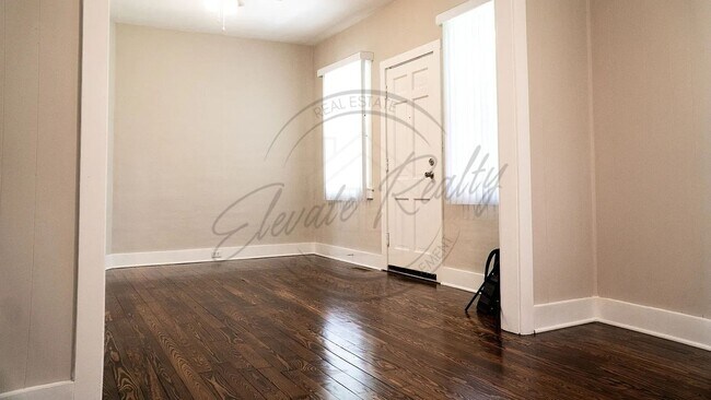 Foto del edificio - Charming 3-Bedroom Home with a Basement in...