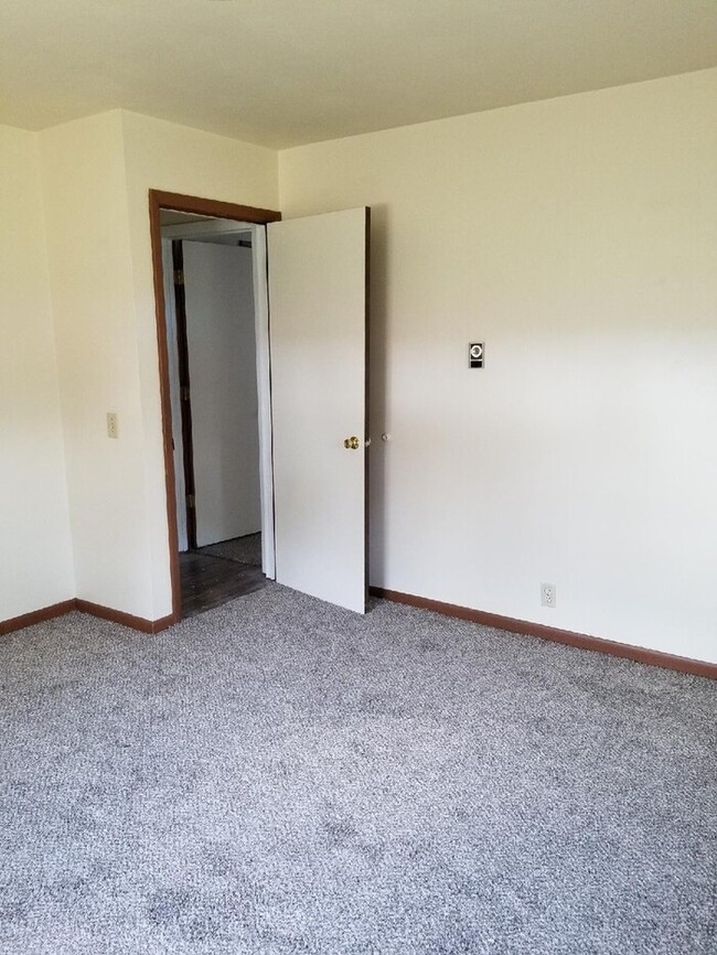 Building Photo - 2 bedroom duplex with garage ** Pets welcome