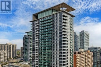 Building Photo - 39 Roehampton Ave