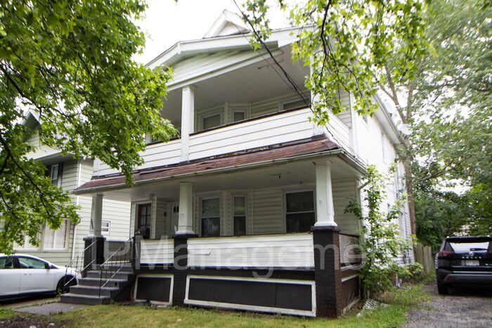 Primary Photo - Newly Renovated 2 Bedroom Down Unit in Cle...