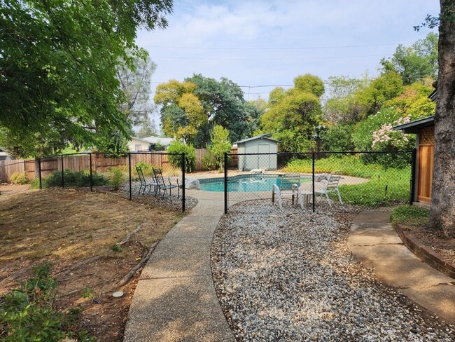 Building Photo - 1412 Mistletoe Ln