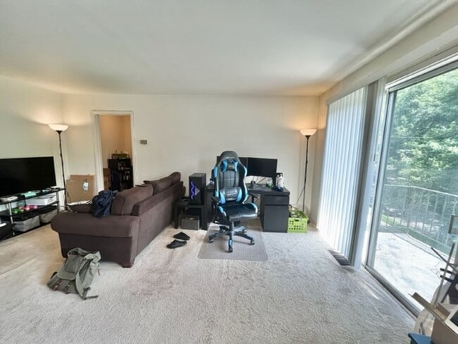 Building Photo - 10618 Kenilworth Ave