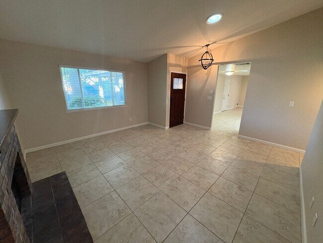 Foto del edificio - Cozy 3 Bed 2 Bath Home in La Riviera