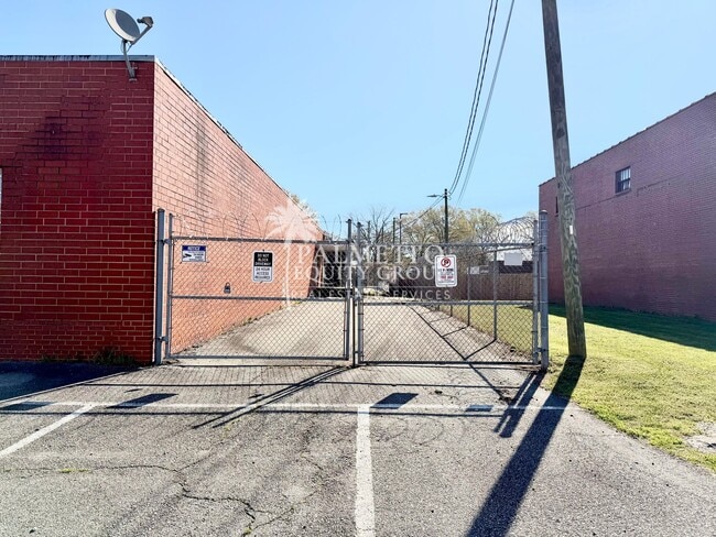 Foto del edificio - 1012 N Raleigh St