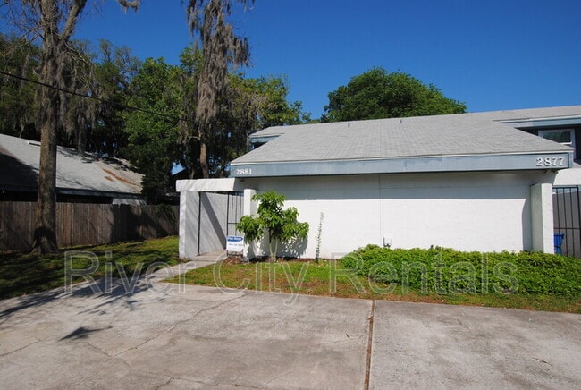 Foto del edificio - 2877 Wonderwood Ln