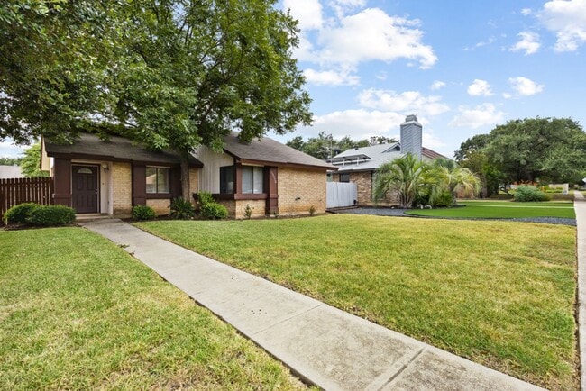 Building Photo - 2 Bedroom/2 Bath Castle Hills Subdivision