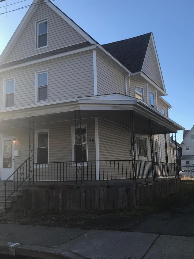 Primary Photo - 28 Woodbury St