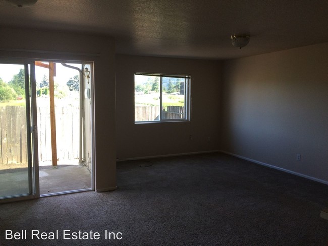 Building Photo - 674 N Cloverleaf Loop