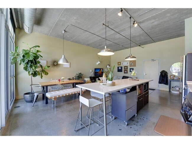 Building Photo - 345 6th Ave N