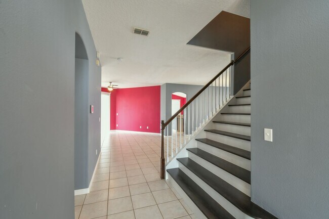 Building Photo - MOVE-IN READY 5 Bed 3.5 Bath Home in Daven...