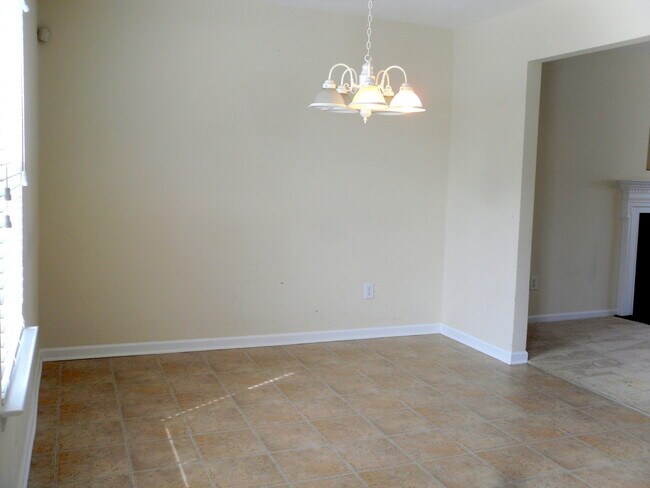 Building Photo - Beautiful 4bd/2.5bth home with an open lay...