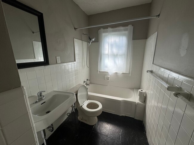 Bath - 2562 Queenston Rd
