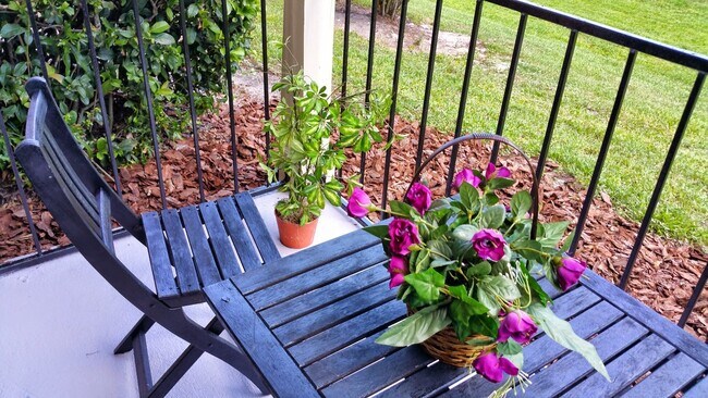 Building Photo - Beautiful 1/1 Wood Floor Condo With a Beau...