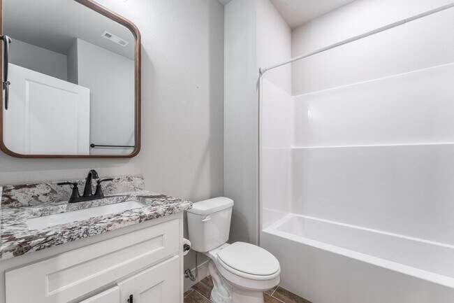 Foto del edificio - Welcome to this stunning 3-bedroom, 2-bathroom home that boasts a range of high-quality features ...