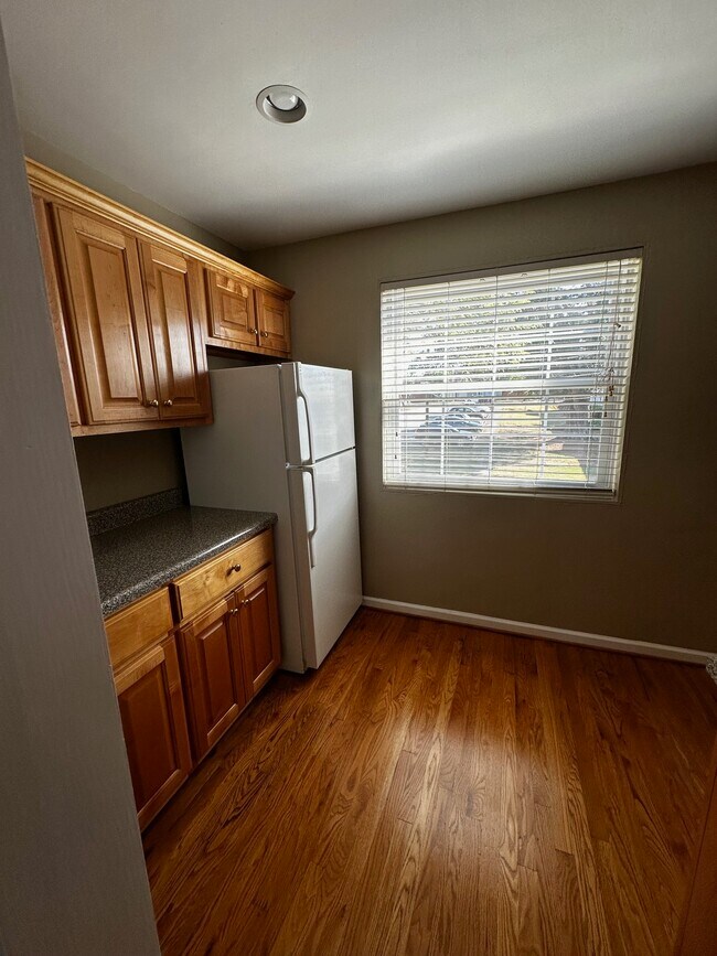 Kitchen - 100 Lewis Dr