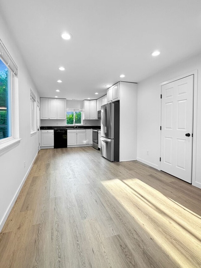 Building Photo - South Seattle/Seward Park area - Remodeled 4 Bedroom 2 bathroom home - Ready for move in now!