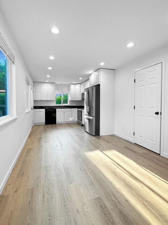 Foto del edificio - South Seattle/Seward Park area - Remodeled 4 Bedroom 2 bathroom home - Ready for move in now!