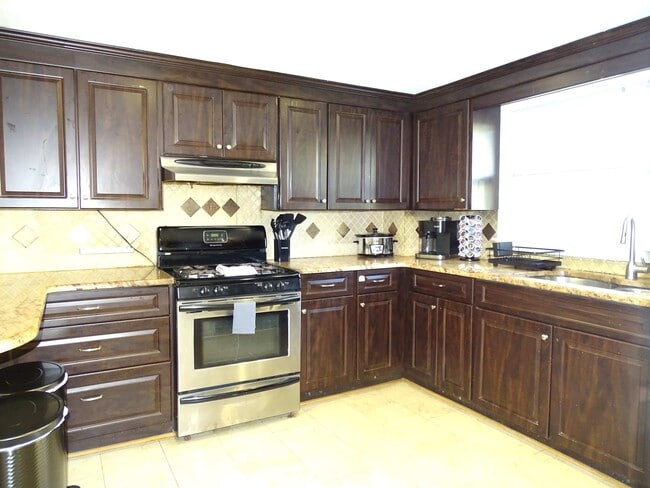 Building Photo - 303 Bishop St