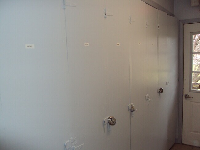 Taquillas de almacenamiento - 218 NW College Ave