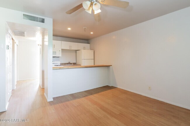 Foto del edificio - 770 N Dodge Blvd