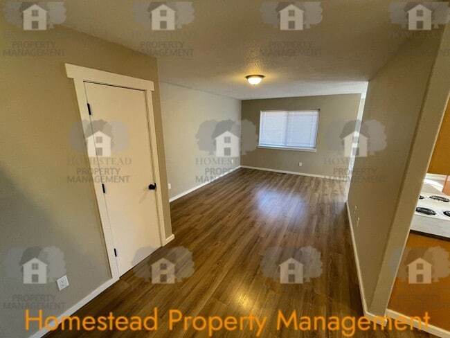 Building Photo - 479 Broad St S