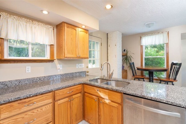 Foto del edificio - 1104 Pleasant St