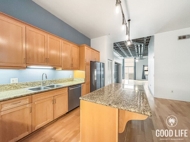 Building Photo - Charming 1BA Studio in Bankers Hill Including a W/D, Private Balcony, & Reserved Parking Space!
