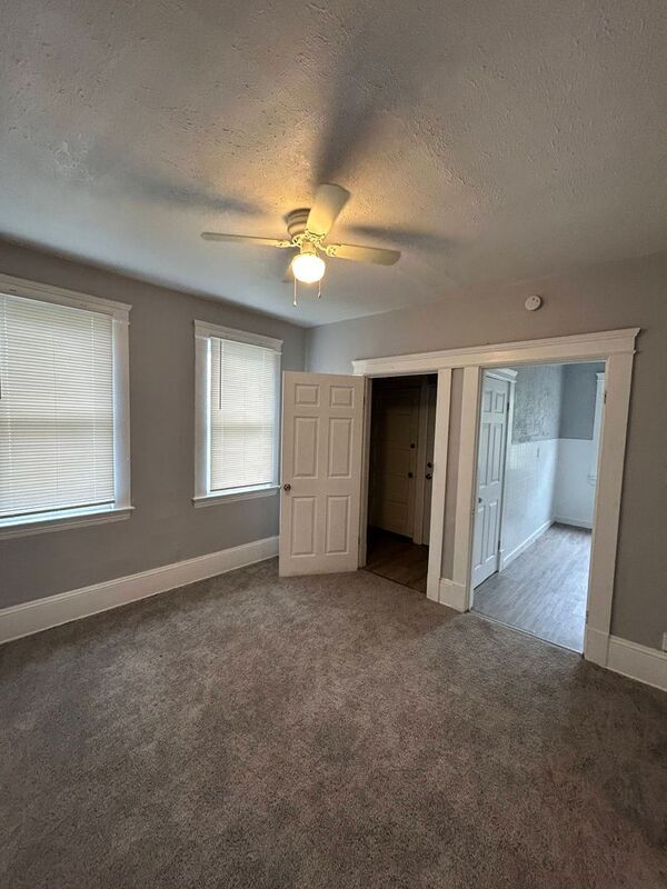 Foto del edificio - 2853 E 99th St