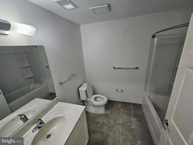 Building Photo - 200 Hamilton Ave