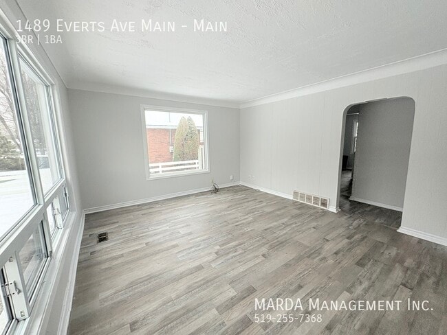 Building Photo - SPACIOUS 3BEDROOM/1BATH MAIN FLOOR UNIT + HYDRO & GAS