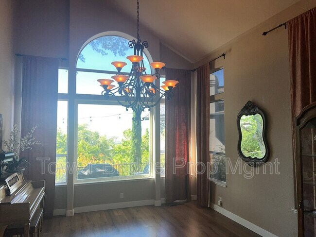 Foto del edificio - 3640 Roble Ct