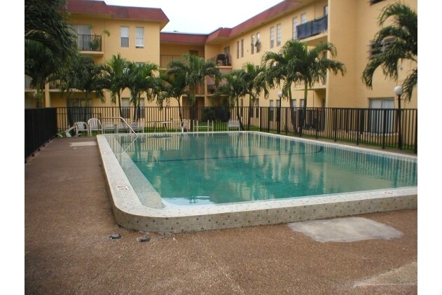 Piscina - 1871 W 62nd St