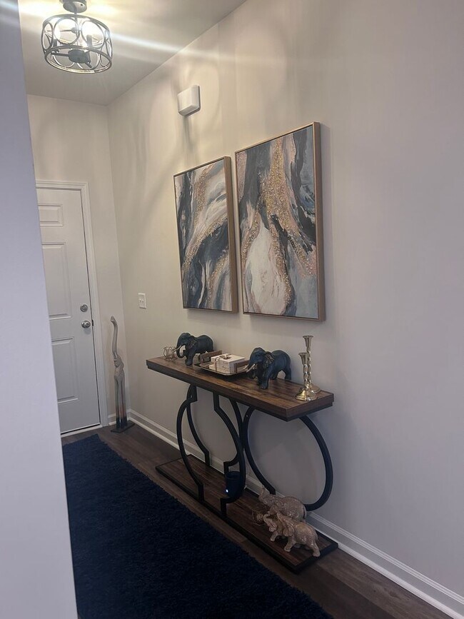 Building Photo - FOR RENT