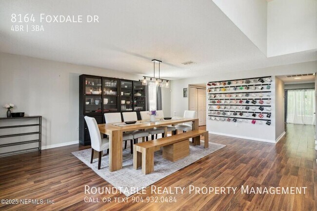 Foto del edificio - 8164 Foxdale Dr