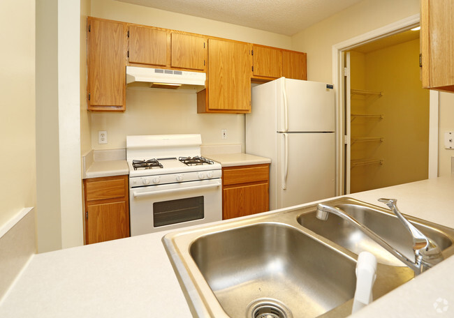 2HAB, 2BA - 938sf- Cocina - Forest Glen Apartments