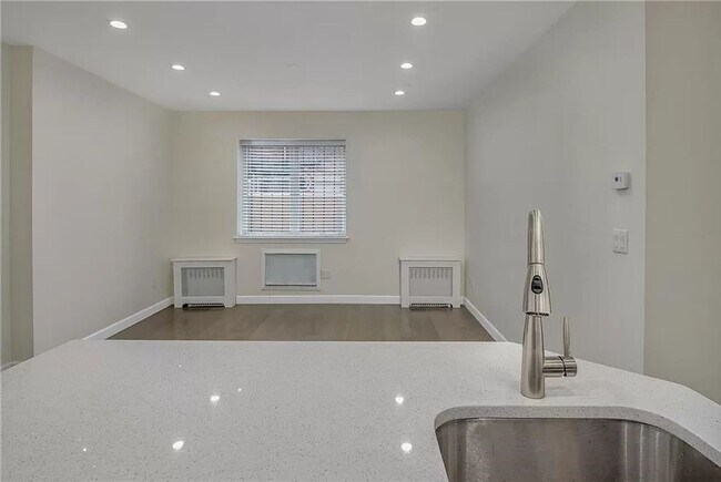Building Photo - Modern  1 Bedroom 1 Bathroom