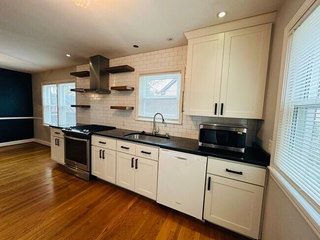 Foto del edificio - Updated Home in Highly Desired Deer Park Neighborhood