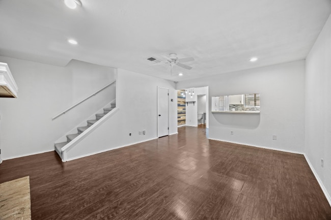 Building Photo - 802 Banister Ln