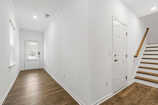 Foto del edificio - Chic End-Unit Townhome in Forestville Station!