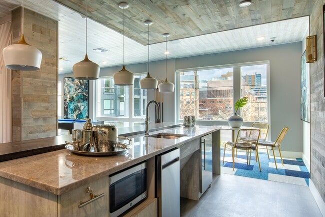 Salón y cocina comunitarios - Aura at City Crossing