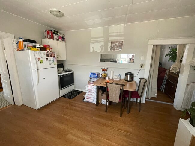 Building Photo - Cozy Central 2 Bedroom Apartment