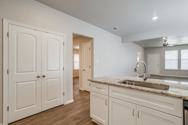 Foto del edificio - MOVE-IN READY!