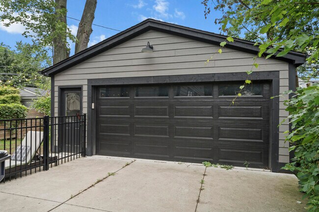 Building Photo - 718 N Alexander Ave