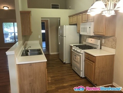Building Photo - 2396 Hillvale Cir