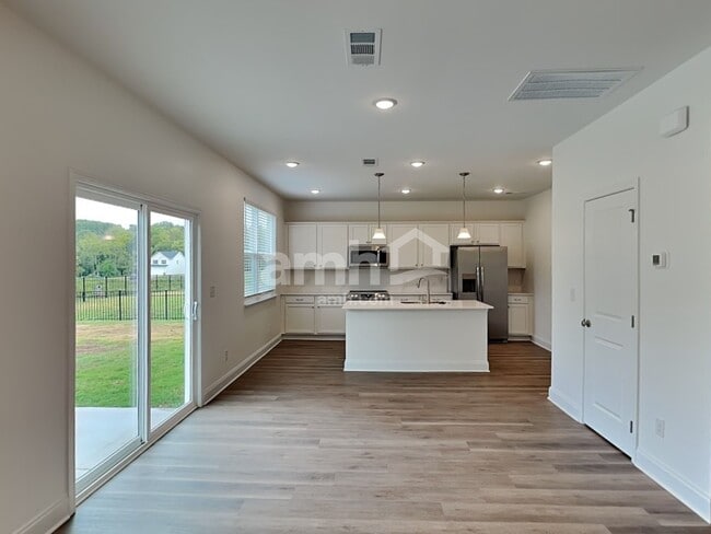 Building Photo - 304 Sharpe Ct