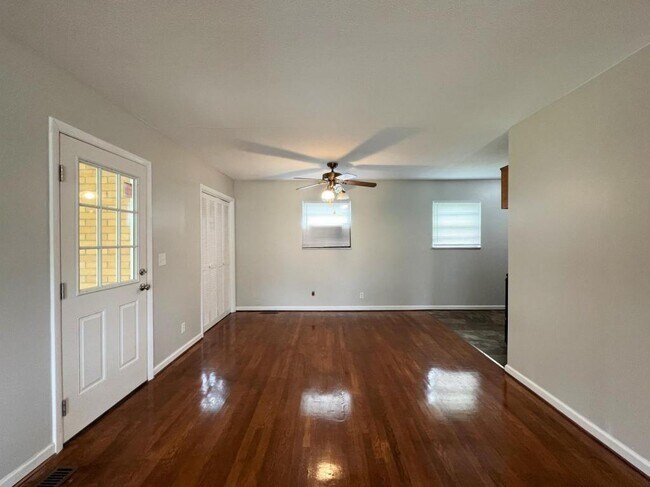 Building Photo - 106 York Drive