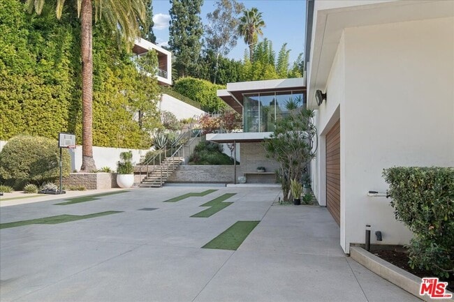 Building Photo - 1232 Sunset Plaza Dr