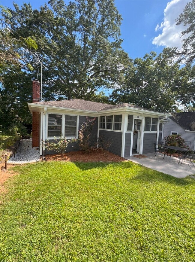 Building Photo - Charming 2-Bed Bungalow Near Downtown Gree...