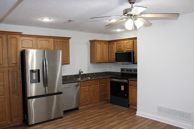 Building Photo - Beautiful 3 bedrooms and 2.5 baths with vanity in ALL ELECTRIC townhome in Blue Springs, MO